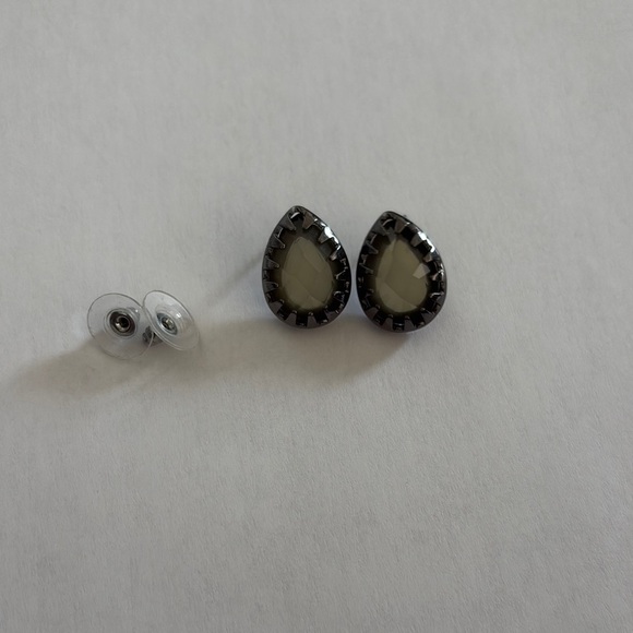 Teardrop stud Earrings in stainless steel Silver with Cream gemstone NWOT - Picture 1 of 7